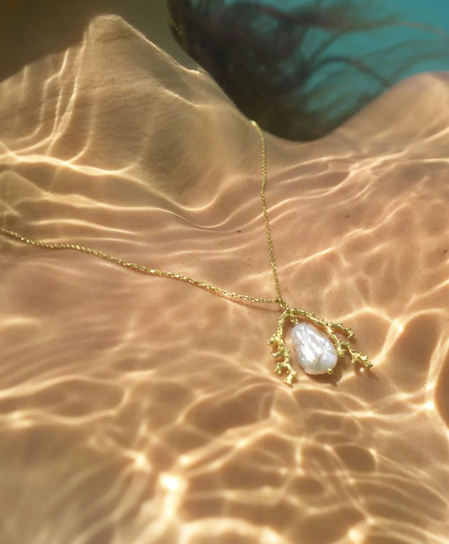 Zoe and Morgan Mutiara Necklace Gold 1 Zoe and Morgan Mutiara Necklace Gold